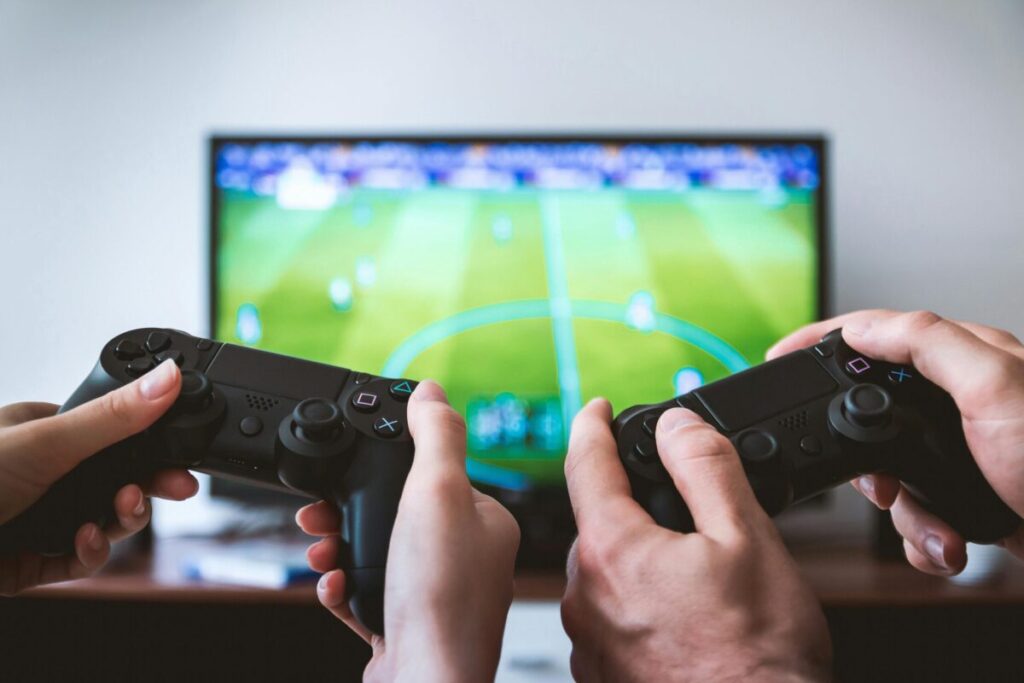 ゲームで遊んでいる
